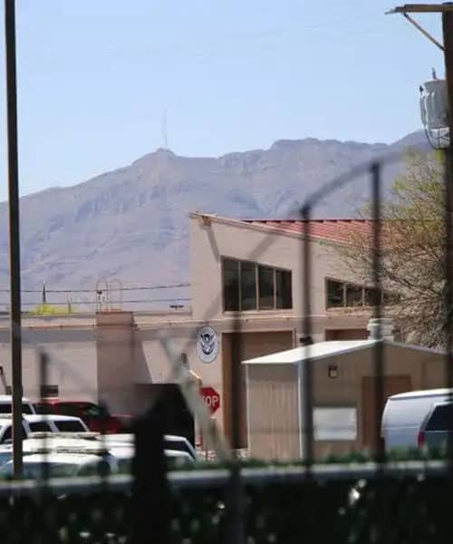 Centro de Procesamiento de El Paso del Servicio de Control de Inmigración y Aduanas (ICE) donde las mujeres estaban detenidas. (Foto cortesía de Bob Moore, El Paso Matters / Texas)
