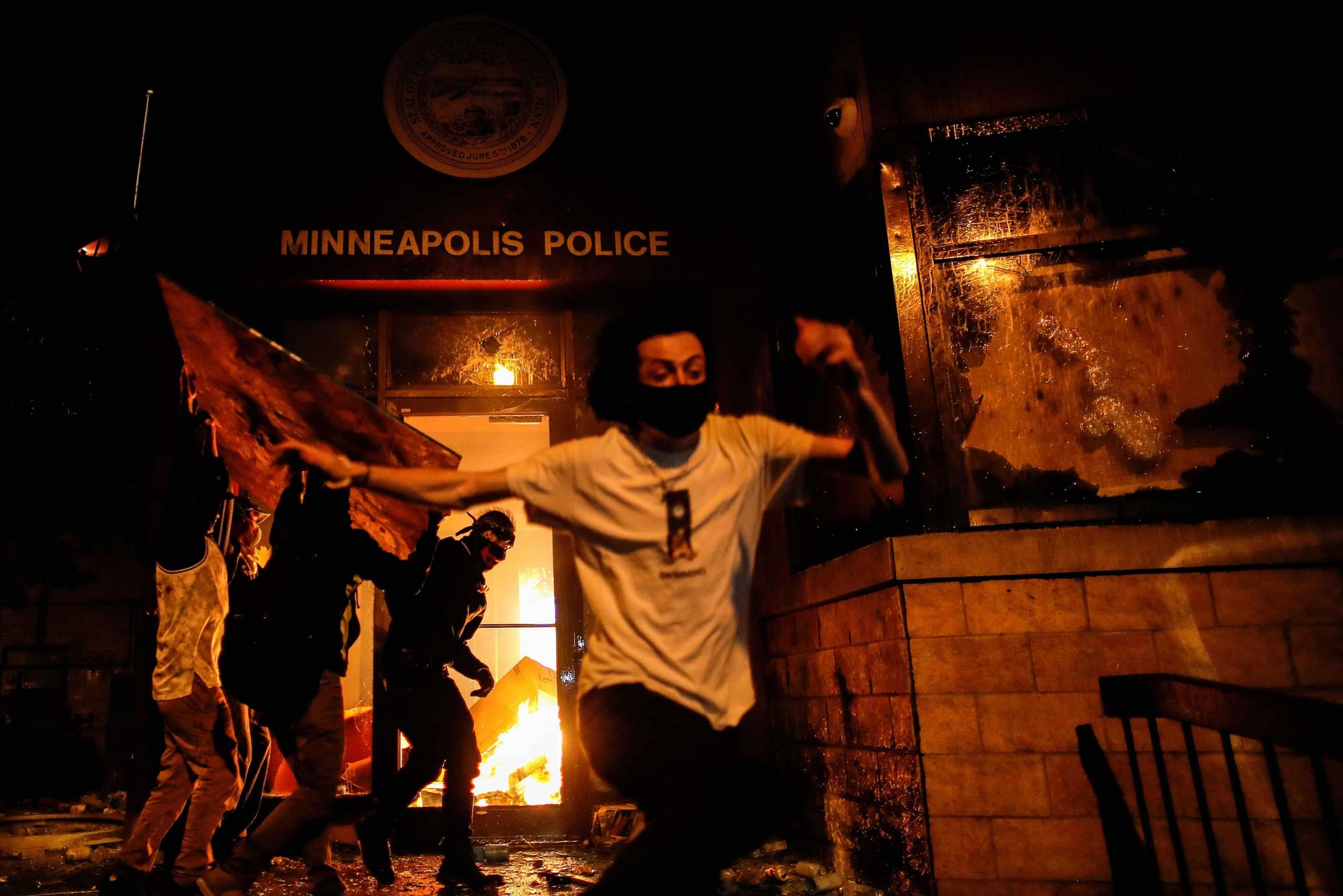 Los manifestantes en Minneapolis prendieron fuego en la entrada de una estación de policía el 28 de mayo de 2020, mientras continúan las protestas por la muerte de George Floyd. (CNS/Carlos Barria, Reuters)