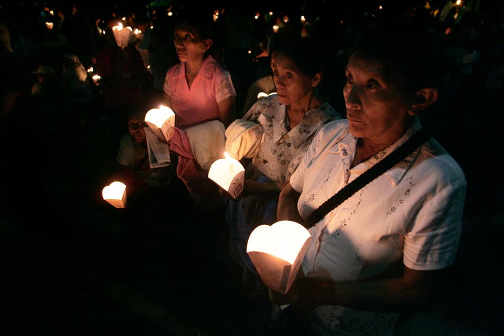 Una foto de archivo muestra a los salvadoreños reunidos durante un servicio a la luz de las velas en San Salvador para conmemorar el asesinato en 1989 de seis jesuitas y dos mujeres durante la guerra civil de El Salvador. (Foto del CNS / Luis Galdamez, Reuters)