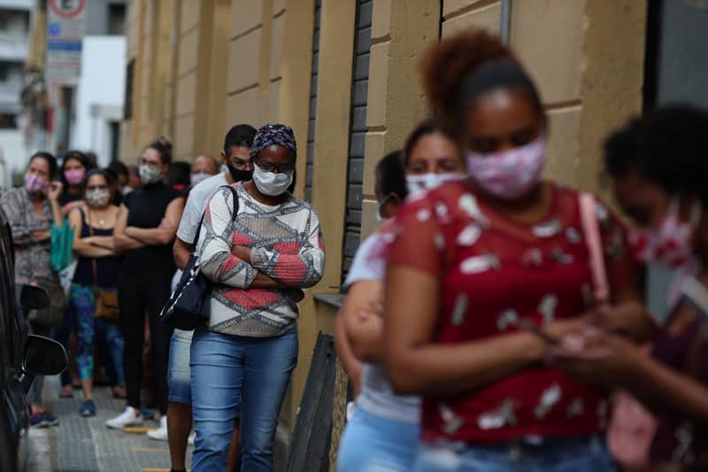 La gente espera en la fila para ingresar a una tienda en São Paulo el 10 de junio de 2020, durante la pandemia COVID-19.(CNS/Amanda Perobelli, Reuters)
