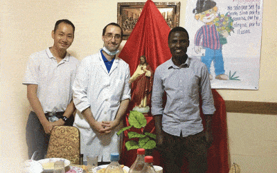 Seminaristas y Hermano Maryknoll Ayudan en Hogar de Ancianos Durante Pandemia