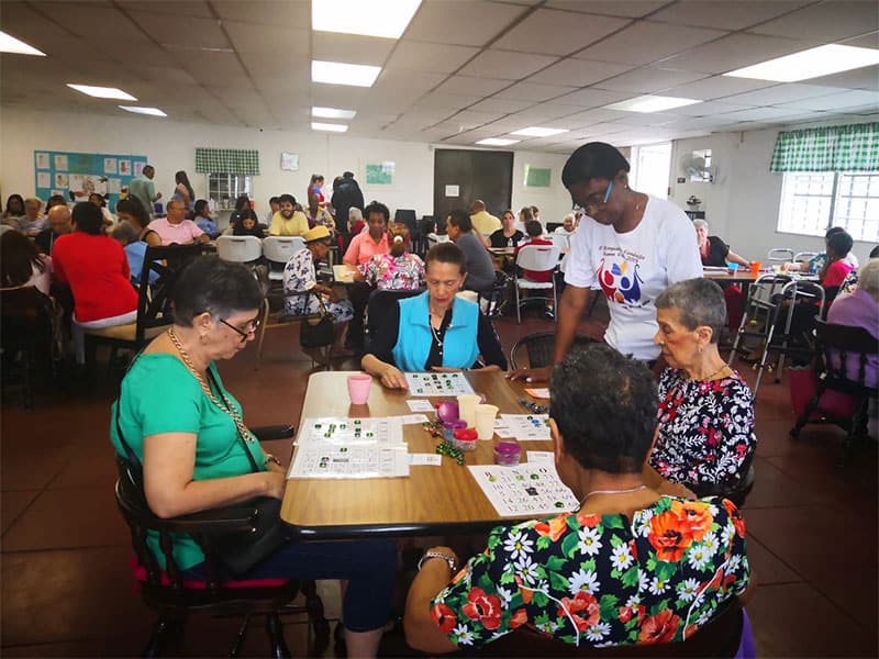 Los voluntarios de la comunidad a menudo visitaban a los residentes de Nueva Vida para com- partir actividades como bingo, cantos y otros juegos antes de que el COVID-19 se convierta en una pandemia mundial. (Cortesía de Geraldine Brake / Panamá)