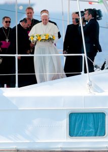 El Papa Francisco arroja una corona de flores al mar Mediterráneo frente a la isla italiana de Lampedusa en esta foto de archivo del 8 de julio de 2013. El Papa arrojó una corona de flores para honrar la memoria de los inmigrantes que han muerto tratando de cruzar de África para alcanzar una nueva vida en Europa.