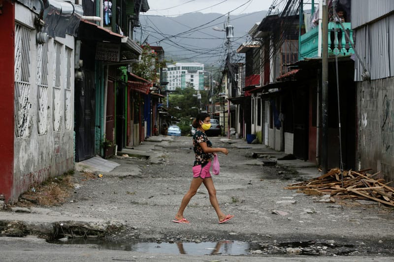 Obispos centroamericanos: 'Todos debemos involucrarnos' durante la pandemia- Una mujer con una máscara camina después de hacerse una prueba de coronavirus en San José, Costa Rica, el 26 de junio de 2020. En una declaración del 5 de julio, los obispos de América Central han exhortado a sus gobiernos y pueblos a unirse para cuidar la salud de todos y proteger vidas tras la pandemia de COVID-19. (Foto CNS-Juan Carlos Ulate, Reuters)