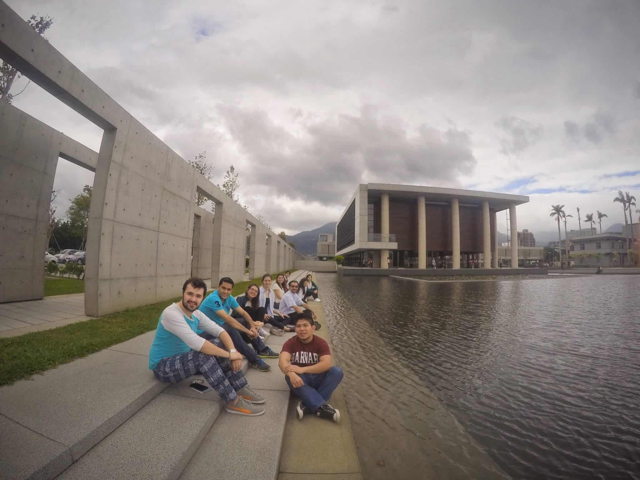 El grupo Pescadores de Luz, durante una excursión a un templo budista en Taipei.