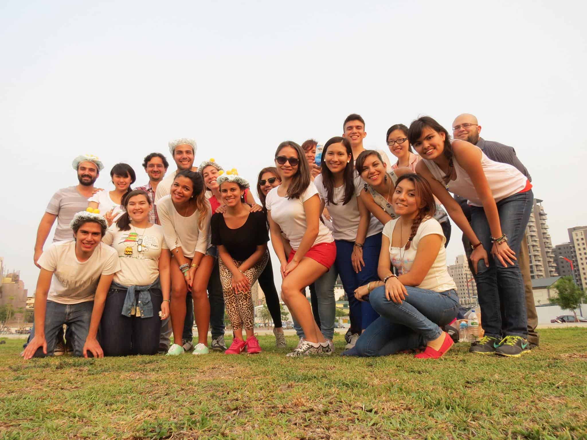 El Padre Maryknoll Rodrigo Ulloa y el grupo Pescadores de Luz en el parque Daan em Taipei, Taiwán