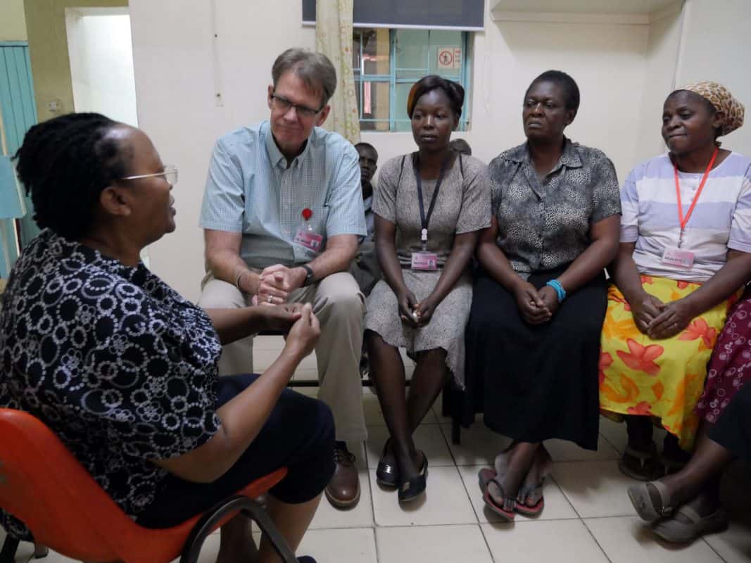 La pandemia del SIDA en Kenya preparó al Padre Maryknoll Richard Bauer para ofrecer guías a trabajadores de salud ante cualquier pandemia.