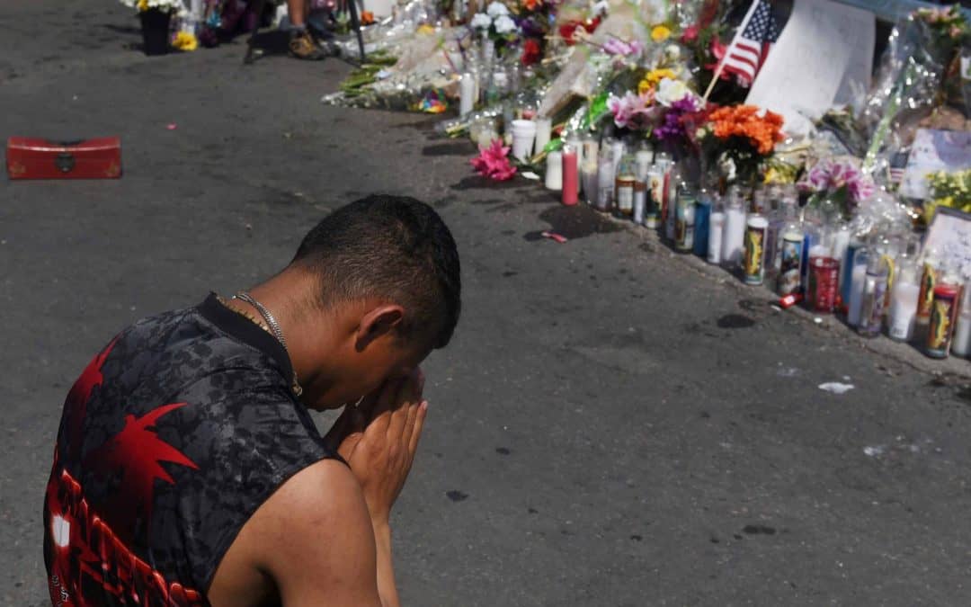 Denunciando Racismo, Obispo de El Paso Forma Comisión un Año tras Masacre