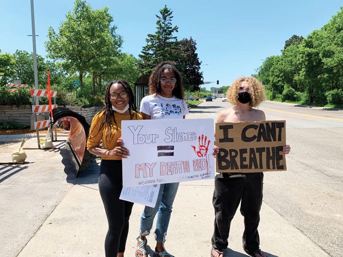 En el suburbio de Edina en Minneapolis, tres estudiantes de Edina High School protestan por el asesinato de George Floyd y otras víctimas del racismo y la brutalidad policial.  (Gregory Darr/Minnesota)