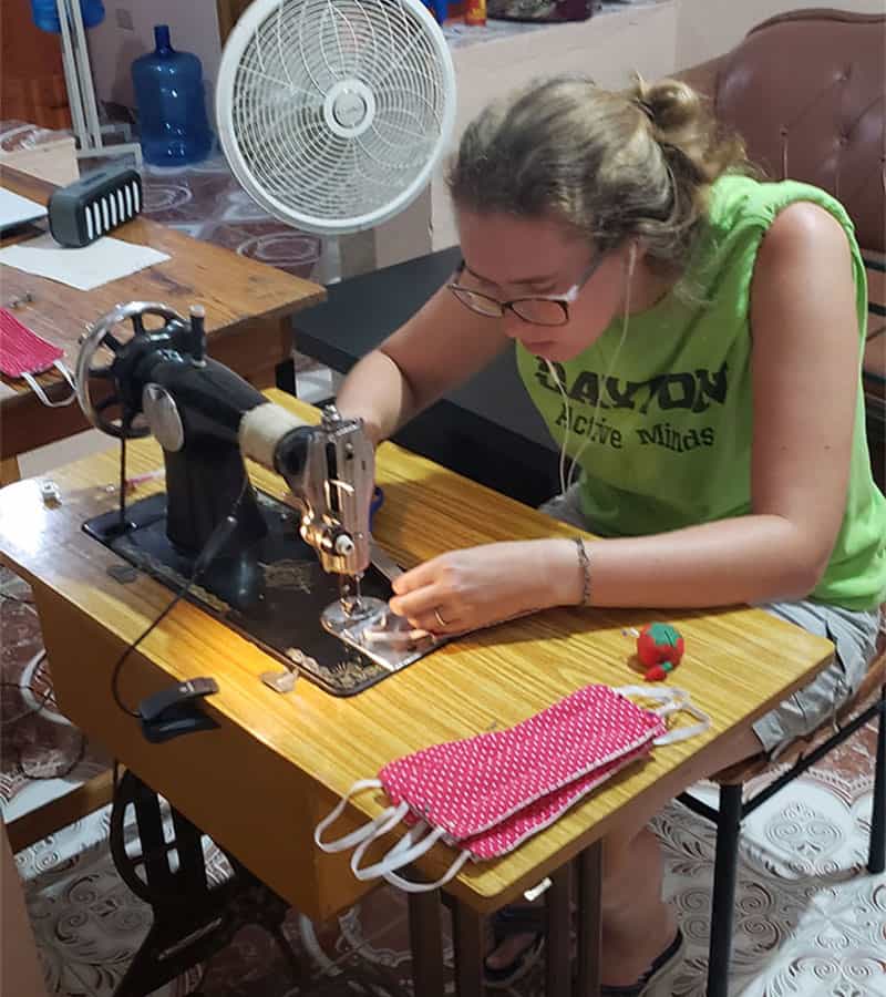 Jillian Foster, una nueva misionera laica de Maryknoll en Haití, se une minuciosamente al proyecto de coser mascarillas poco después de su llegada a Haití. (Cortesía de Abby Belt / Haití)