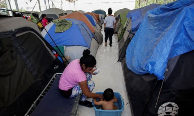 La Desesperación Llega un Campamento Mexicano Cerca de la Frontera