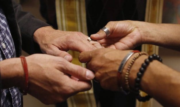 Papa Defiende el Matrimonio, pero Acepta Algunas Uniones Civiles