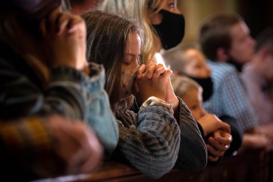 La pandemia del SIDA en Kenya preparó al Padre Maryknoll Richard Bauer para ofrecer guías a trabajadores de salud ante cualquier pandemia.