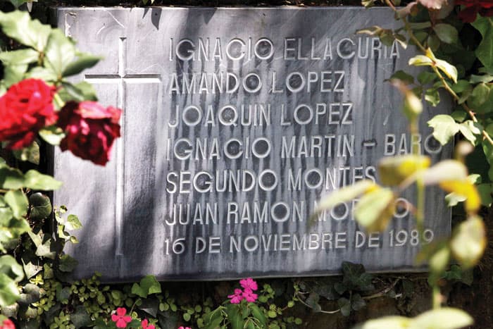 Placa con los nombres de los seis sacerdotes jesuitas asesinados que se encuentra en el Jardín de las Rosas de la Universidad Centroamericana en El Salvador.