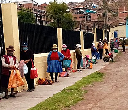 Filas en comedores de beneficencia reemplazan al turismo en Cusco, Perú