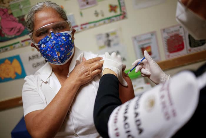 Un trabajador de la salud recibe una inyección con una dosis de la vacuna Pfizer-BioNTech COVID-19 en un hospital de Ciudad Juárez, México, el 14 de enero de 2021 (foto del CNS / José Luis González, Reuters).