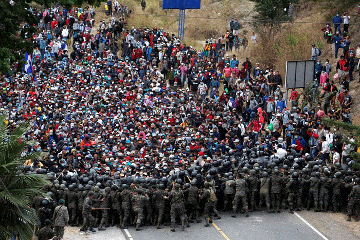Una caravana de migrantes en rumbo a Estados Unidos se enfrenta con soldados guatemaltecos en Vado Hondo, Guatemala, el 17 de enero de 2021. (Foto CNS / Luis Echeverr’a, Reuters)