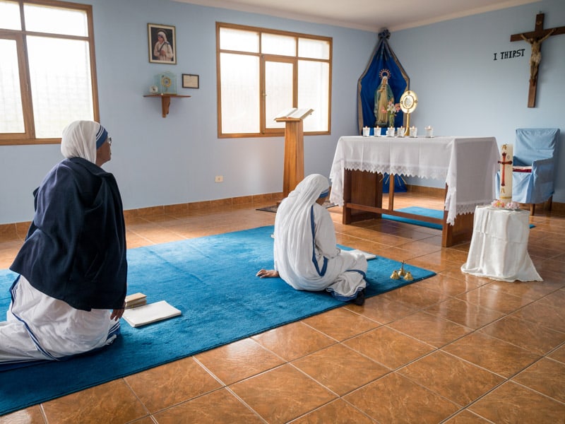 Adelbert (izquierda) y otra hermana de las Misioneras de la Caridad comparten un tiempo de oración y reflexión en su pequeña capilla privada en el centro, Cochabamba. (Nile Sprague/Bolivia)