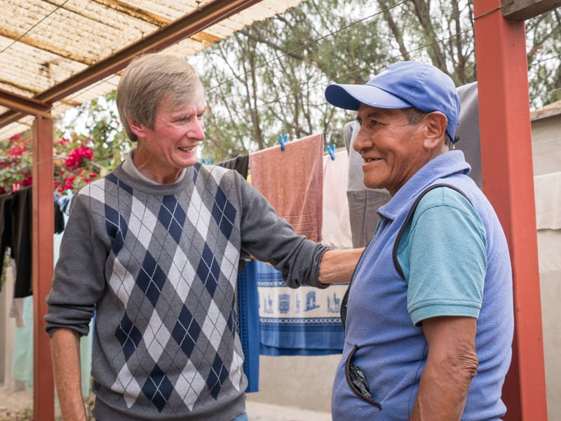 O'Donoghue camina alrededor del centro para saludar a los pacientes. Aquí está hablando y bromeando con Justo en el área de la lavanderia. (Nile Sprague/Bolivia)