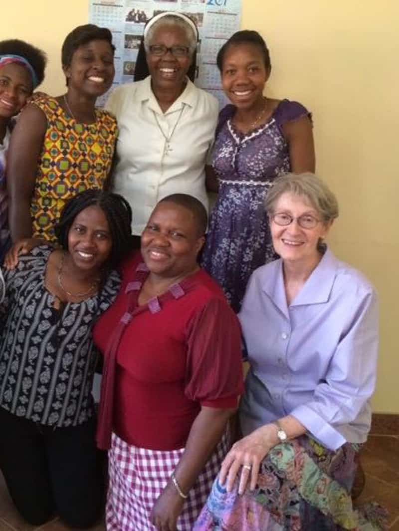 Sobrevivientes de la trata de personas posan con la hermana Maryknoll Janice McLaughlin (sentada, derecha), Dadirai Chikwekwete (blusa roja) y la hermana dominicana Tendai Makonese (blusa blanca), directora de Lifelines, una productora de medios, durante la grabación que Sister Makonese dirigió un video corto sobre la trata de personas que se encuentra en la página web de AFCAST. (Cortesía de AFCAST/Zimbabwe)