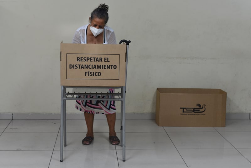 Una mujer vota en la Escuela Romero Alvergue en San Salvador el 28 de febrero de 2021, durante las elecciones municipales y legislativas en El Salvador. (Foto CNS /Lissette Lemus)