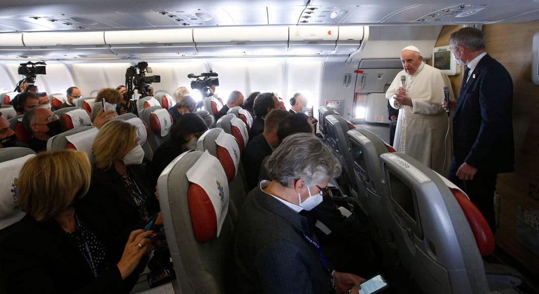 Al regresar de Irak, el papa habla sobre los ‘riesgos’ en el viaje