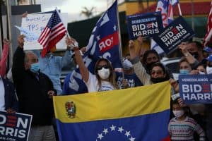 Los venezolanos en Doral, Florida, reconocen al gobierno de Biden el 9 de marzo de 2021 por anunciar el día anterior que se otorgaría un período de 18 meses de Estatus de Protección Temporal a unos 320.000 venezolanos en Estados Unidos que huyeron del colapso económico de su país. (Foto del CNS / Marco Bello, Reuters)