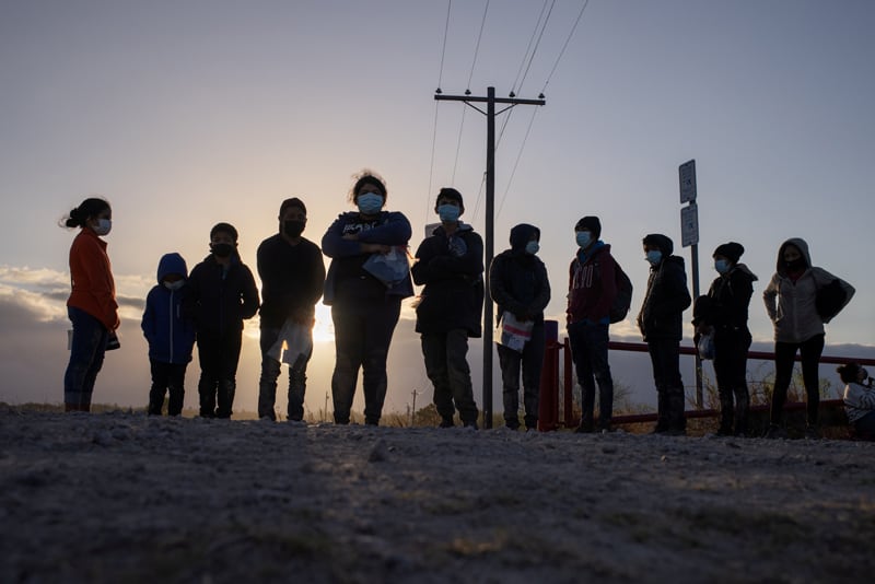 Menores no acompañados que buscan asilo en los EE. UU. Esperan transporte en Peñitas, Texas, el 12 de marzo de 2021, después de cruzar el Río Grande. (Foto del CNS / Adrees Latif, Reuters)