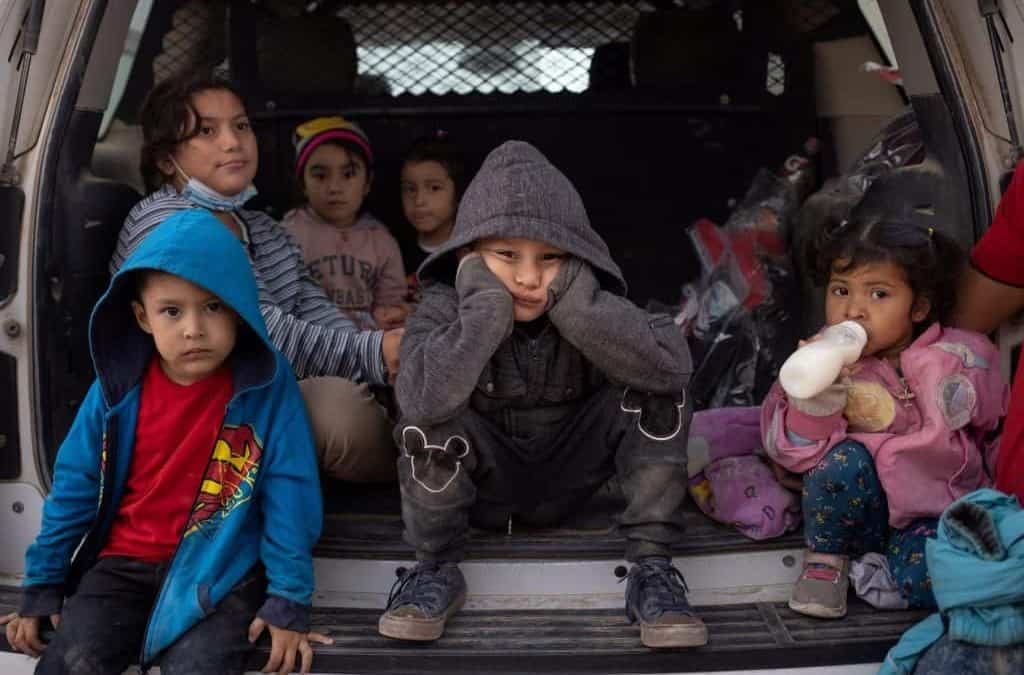 Menores solos, pandemia y política se mezclan en la frontera
