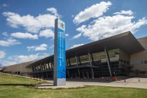El Centro de Convenciones Kay Bailey Hutchison de Dallas, albergar · a jóvenes inmigrantes entre los 15 y los 17 años hasta por 90 días. Caridades CatÛlicas de Dallas y Dallas Area Interfaith, coordinan esfuerzos para enviar voluntarios que hablen espaol a brindar asistencia. (Foto CNS / Ben Torres vía The Texas Catholic)