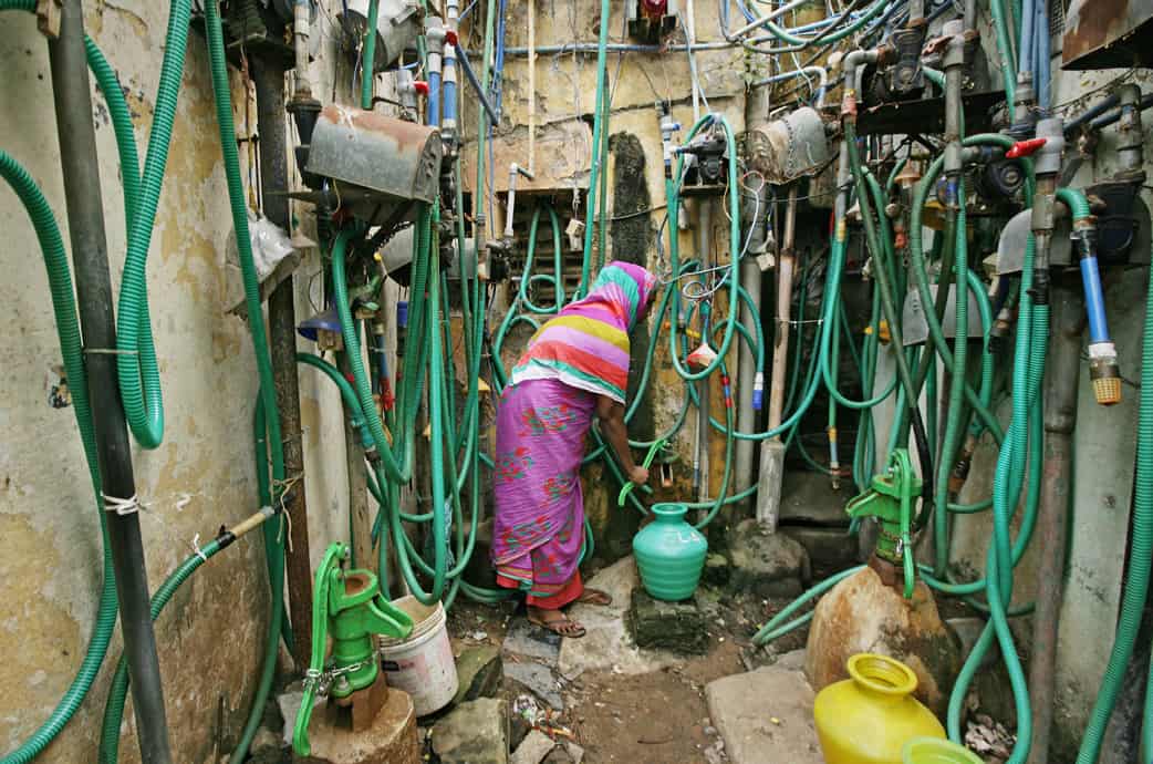 Una mujer usa una bomba manual para llenar un recipiente con agua potable en Chennai, India, en esta foto de archivo del 25 de junio de 2019. El Dicasterio del Vaticano para la PromociÛn del Desarrollo Humano Integral dijo que se necesitan m·s inversiones y acciones para garantizar que las personas tengan acceso a agua limpia y segura para beber y lavarse. (Foto CNS/P. Ravikumar, Reuters)