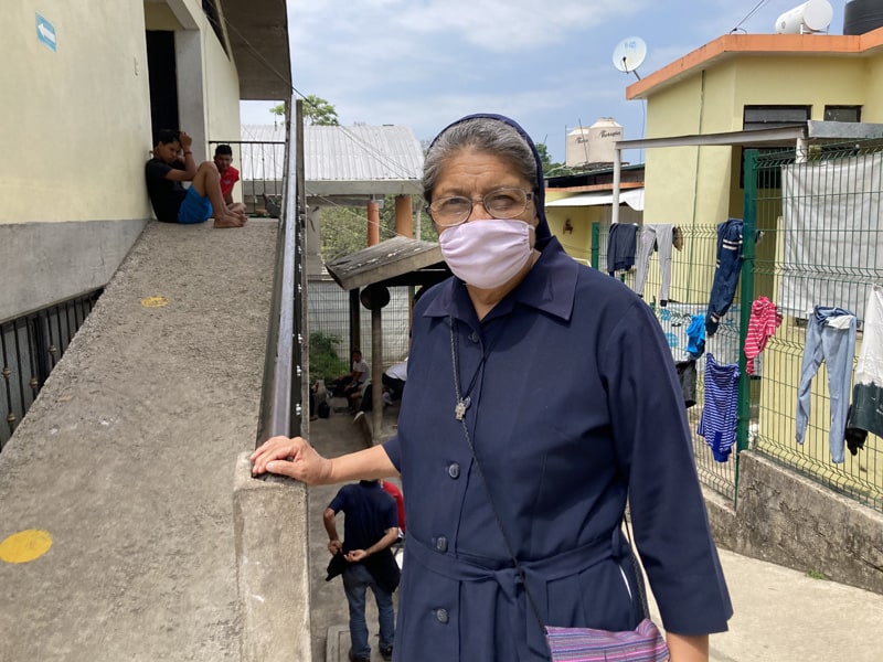 La hermana Pascuala Chávez Medina, Hija de la Caridad de San Vicente de Paúl, deja de atender a los migrantes el 28 de marzo de 2021 en el albergue diocesano de Palenque, México. (Foto del CNS / David Agren)