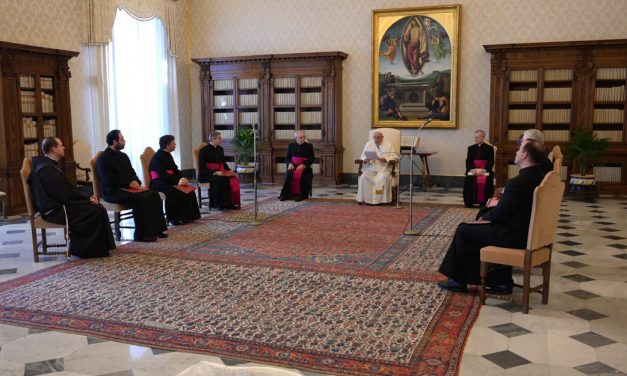 Papa: La fe se refuerza solo con la oración