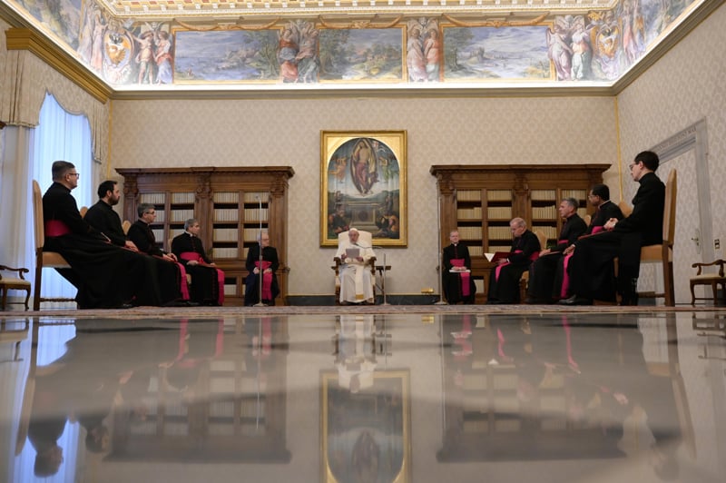 El papa Francisco dirige su audiencia general en la biblioteca del Palacio ApostÛlico en el Vaticano el 28 de abril de 2021. El papa reflexionÛ sobre el tema de la meditaciÛn mientras continuaba su serie de charlas sobre la oraciÛn.(Foto CNS/Vatican Media)