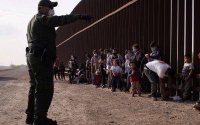 Informe muestra alta propagación de COVID-19 entre inmigrantes detenidos