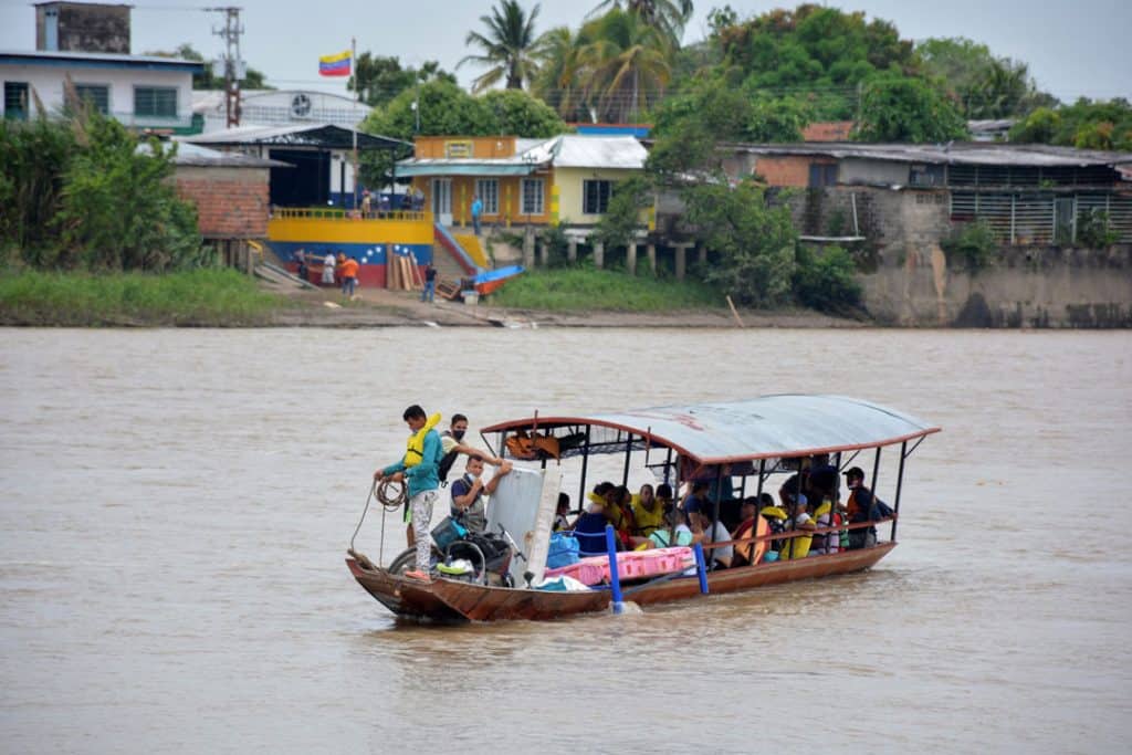 Refugiados venezolanos llegan por barco a Arauquita, Colombia, el 5 de abril de 2021, luego de huir de su país debido a una ofensiva militar. Grupos de iglesias en Colombia se están movilizando para apoyar a miles de refugiados venezolanos que recientemente huyeron de la ofensiva militar y ahora están atrapados en la remota ciudad fronteriza colombiana. (Foto del CNS / Reuters)