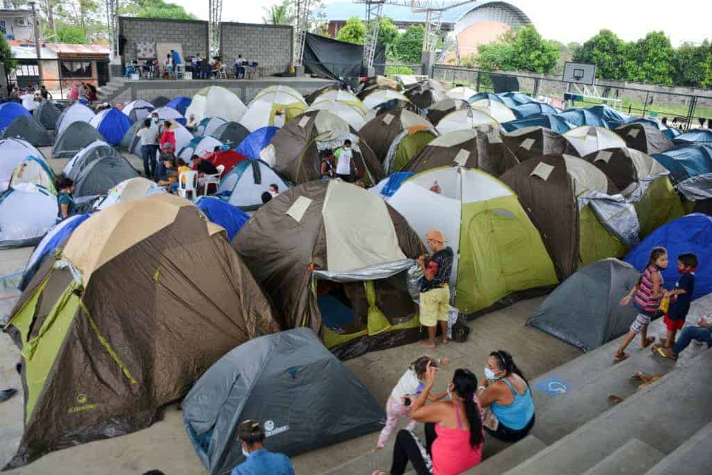 Se ve a refugiados venezolanos dentro de un coliseo en Arauquita, Colombia, el 5 de abril de 2021. Se instaló un campamento temporal después de que los venezolanos huyeron de su país debido a una ofensiva militar. (Foto del CNS / Reuters)