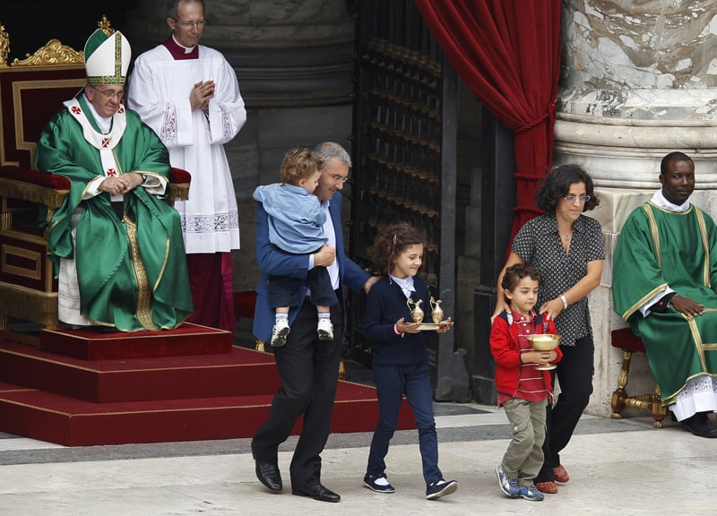 FILE POPE CATECHISTS El Papa Francisco observa cómo una familia lleva los obsequios del ofertorio al altar durante una misa para los catequistas en la Plaza de San Pedro en el Vaticano en esta foto de archivo del 29 de septiembre de 2013. En un documento publicado el 11 de mayo de 2021, el Papa Francisco instituyó el "ministerio de catequista". (Foto del SNC / Paul Haring)