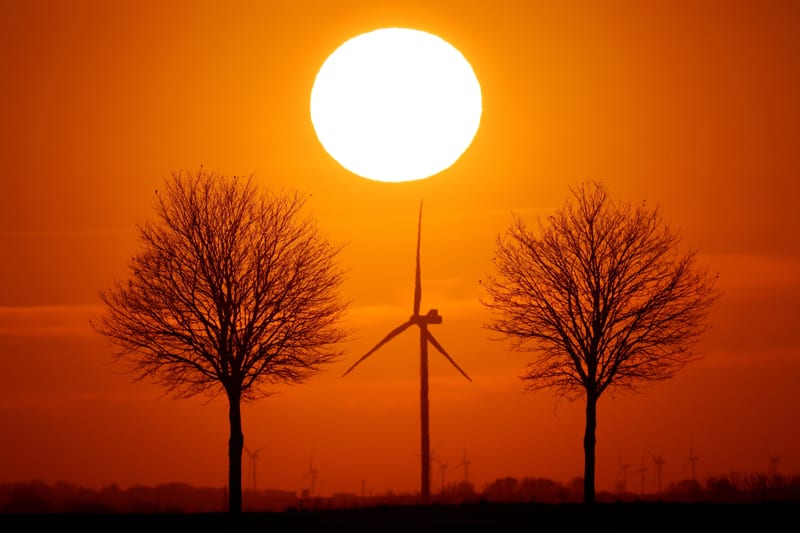 Las turbinas de los molinos de viento se ven en esta foto de la ilustración. (Foto del CNS / Pascal Rossignol, Reuters)