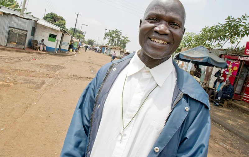 FILE KENYAN CATECHIST Michael Ouma, un catequista católico laico que sirve en el barrio pobre de Kibera en Nairobi, Kenia, aparece en esta foto de archivo del 16 de febrero de 2011. En un documento publicado el 11 de mayo de 2021, el Papa Francisco instituyó el "ministerio de catequista". (Foto del CNS / Nancy Wiechec)
