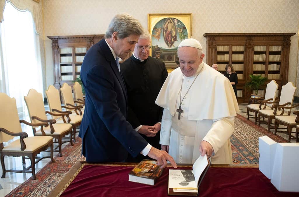 Enviado estadounidense para el clima se reúne con el papa en el Vaticano