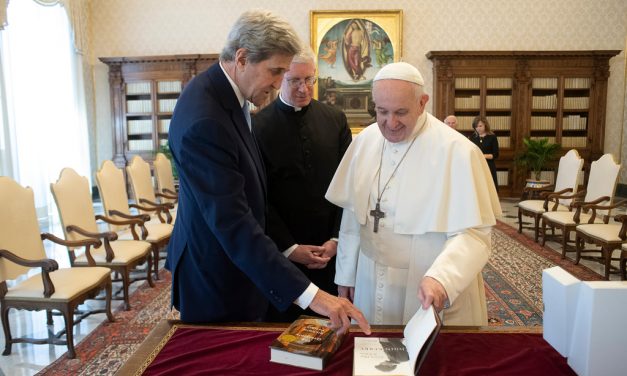 Enviado estadounidense para el clima se reúne con el papa en el Vaticano
