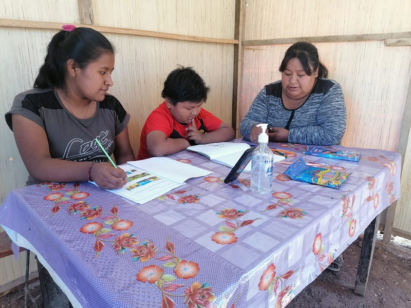Graciela Torres trabaja con sus hijos mientras estudian en Moquegua, Per˙, en esta foto de mayo de 2021. Los niÒos participan en el Programa de EducaciÛn e InclusiÛn Social de Caritas-Moquegua. (Foto CNS/CortesÌa de Caritas-Moquegua)