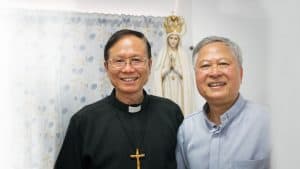 El Arzobispo de Taipéi Thomas Chung An-zu (izquierda), entonces obispo de Chiayi, visitó al Padre Maryknoll Nhuan Nguyen en su parroquia en 2018. (Nile Sprague/Taiwán)