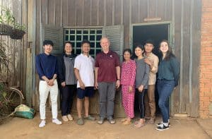 Julie Lawler, segunda desde la izquierda, en la casa de uno de los miembros del personal del proyecto de salud mental Maryknoll el día de Año Nuevo de 2021 con el sacerdote asociado de Maryknoll, el padre Kevin Conroy, y la misionera laica de Maryknoll Kylene Marie Fremling. (Cortesía de Julie Lawler / Camboya)