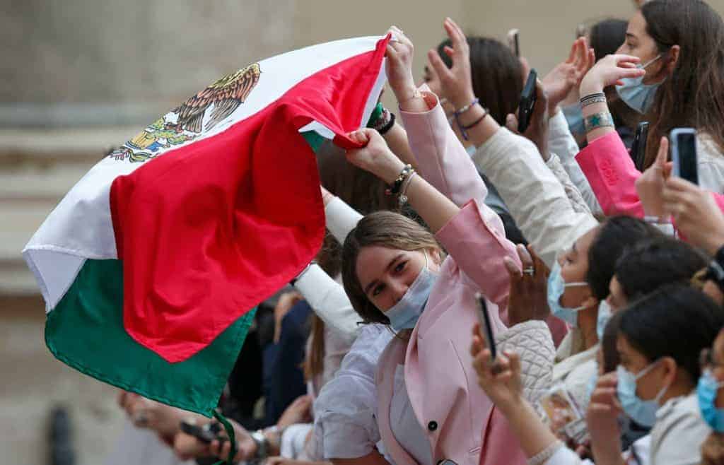 web-POPE-AUDIENCE-DISTRACTIONS-1248129-1024x658 Una joven flamea la bandera mexicana mientras el Papa Francisco dirige su audiencia general en el Patio San Dámaso del Palacio Apostólico en el Vaticano el 19 de mayo de 2021 (Foto del CNS / Paul Haring).