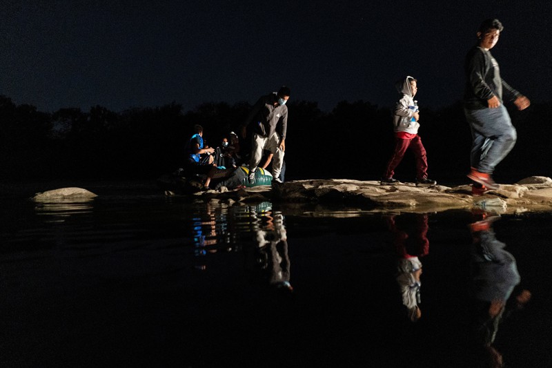 CLINIC story: Migrantes buscando asilo en los EE. UU. desembarcan de una balsa inflable despuÈs de cruzar el rÌo Bravo hacia Roma, Texas, el 28 de mayo de 2021.(Foto CNS/Go Nakamura, Reuters