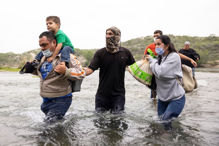 reunión de emergencia sobre migración: Migrantes de Venezuela cruzan el Río Bravo hacia Del Rio, Texas, el 10 de mayo de 2021. (Foto CNS / James Breeden, Reuters)