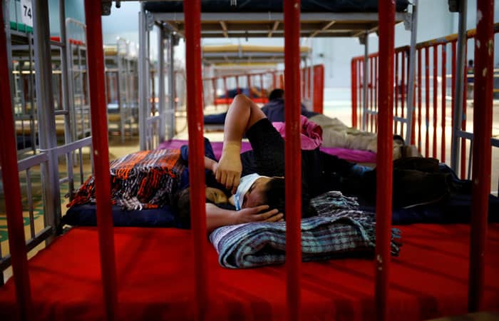 Una migrante de Centroamérica que fue transportada en avión desde Brownsville, Texas, a El Paso, Texas, y luego deportada con su hijo es vista en un refugio temporal temporal en Ciudad Juárez, México, el 5 de abril de 2021. (Foto CNS / José Luis González , Reuters)