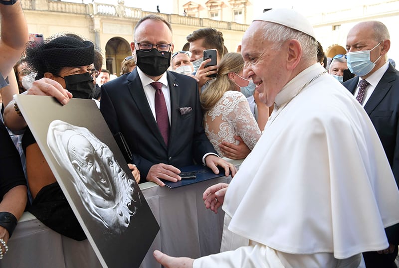 de pecadores a apostoles: El Papa Francisco acepta un retrato durante su audiencia general en el Patio San Dámaso del Palacio Apostólico en el Vaticano el 30 de junio de 2021. El Papa continuó su serie de discursos de audiencia centrados en la Carta a los Gálatas y reflexionando sobre San Pablo. (Foto de CNS / Vatican Media)